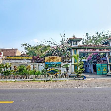 Spot On 91694 Hotel Rama Chandra Temanggung 外观 照片