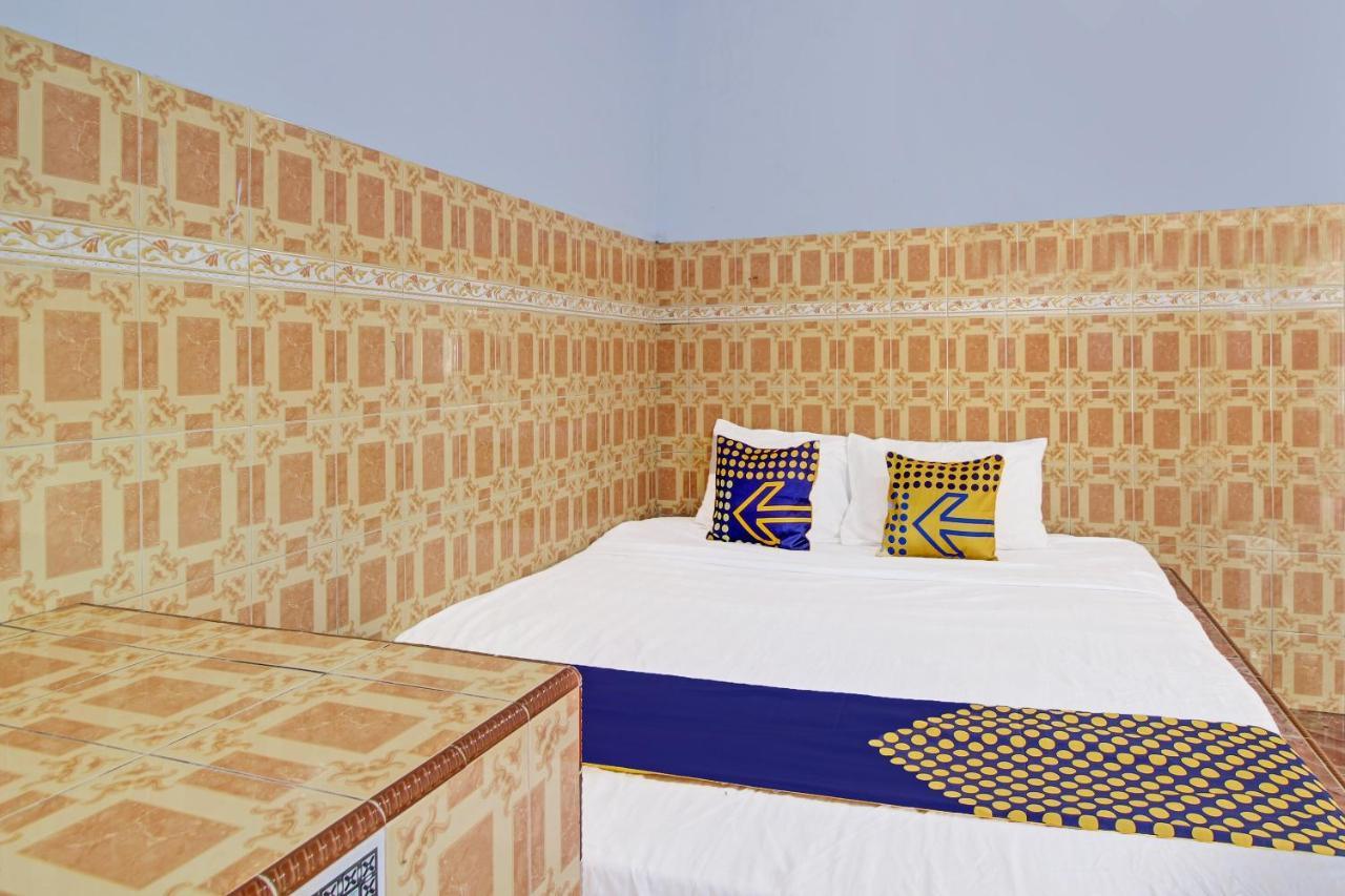 Spot On 91694 Hotel Rama Chandra Temanggung 外观 照片