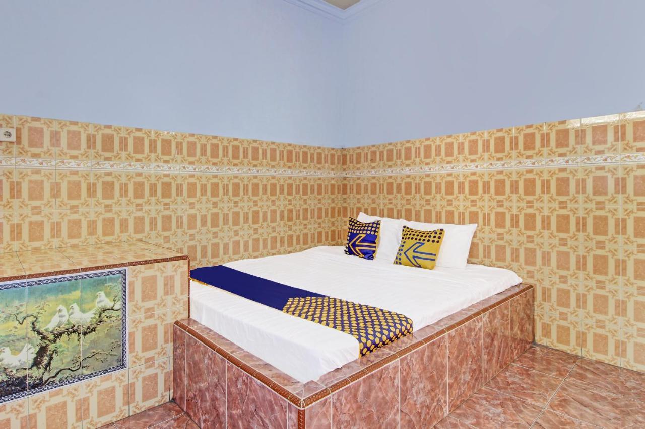 Spot On 91694 Hotel Rama Chandra Temanggung 外观 照片