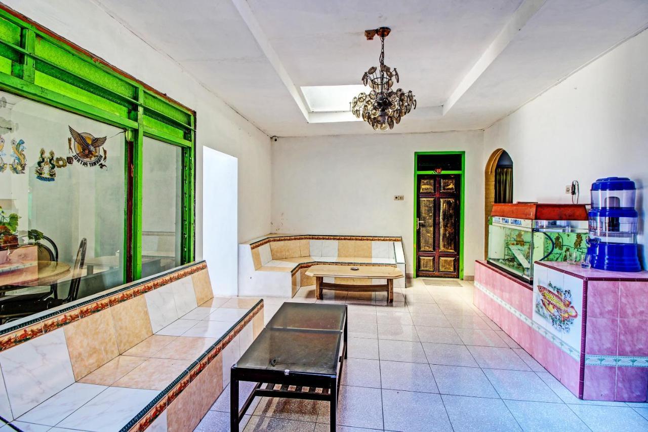Spot On 91694 Hotel Rama Chandra Temanggung 外观 照片