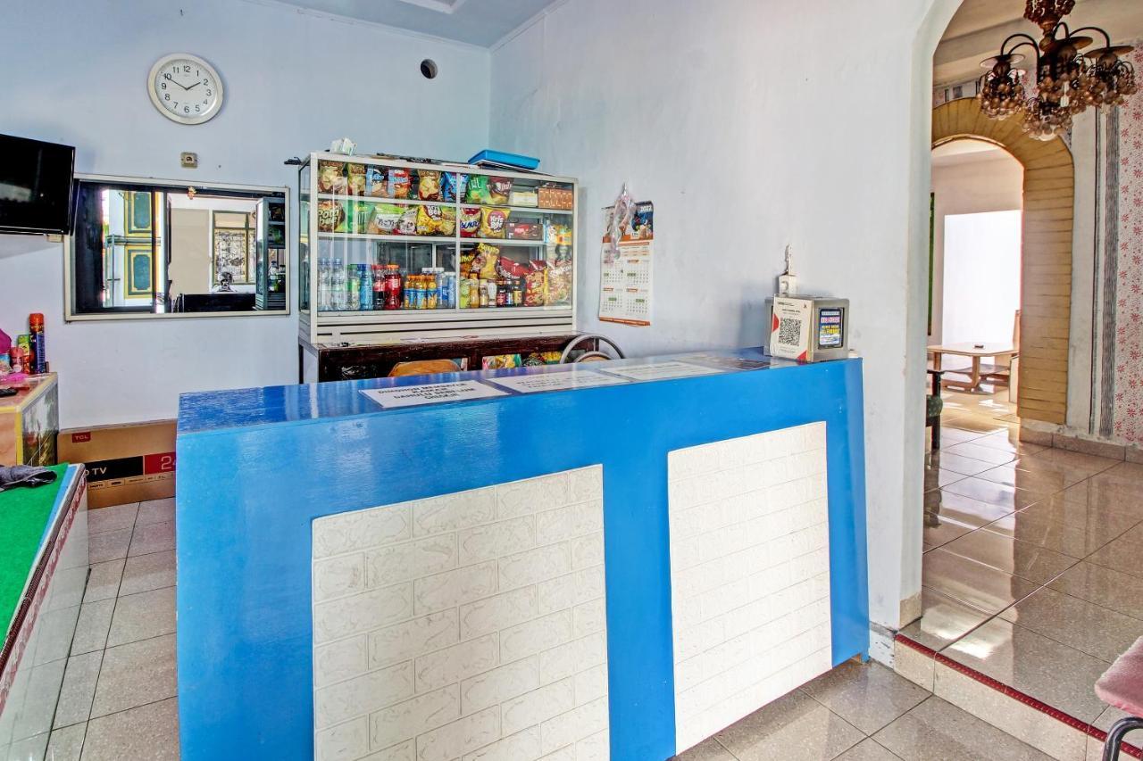 Spot On 91694 Hotel Rama Chandra Temanggung 外观 照片