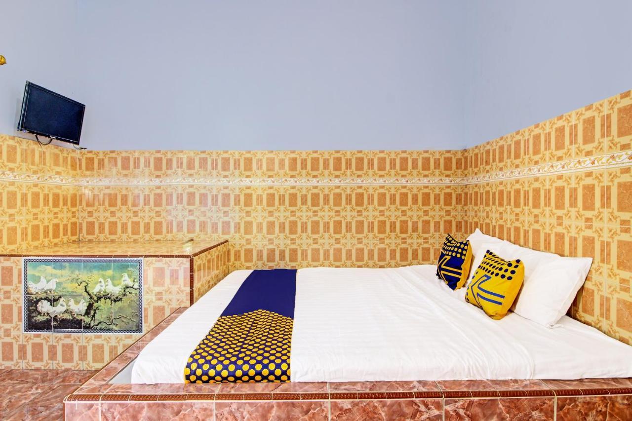 Spot On 91694 Hotel Rama Chandra Temanggung 外观 照片