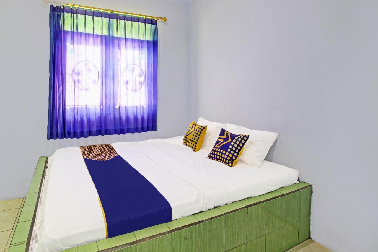 Spot On 91694 Hotel Rama Chandra Temanggung 外观 照片