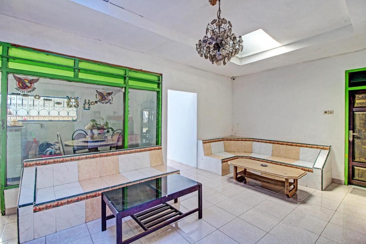 Spot On 91694 Hotel Rama Chandra Temanggung 外观 照片