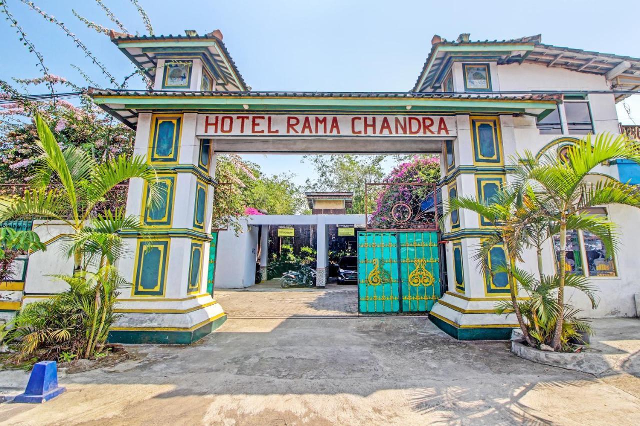 Spot On 91694 Hotel Rama Chandra Temanggung 外观 照片