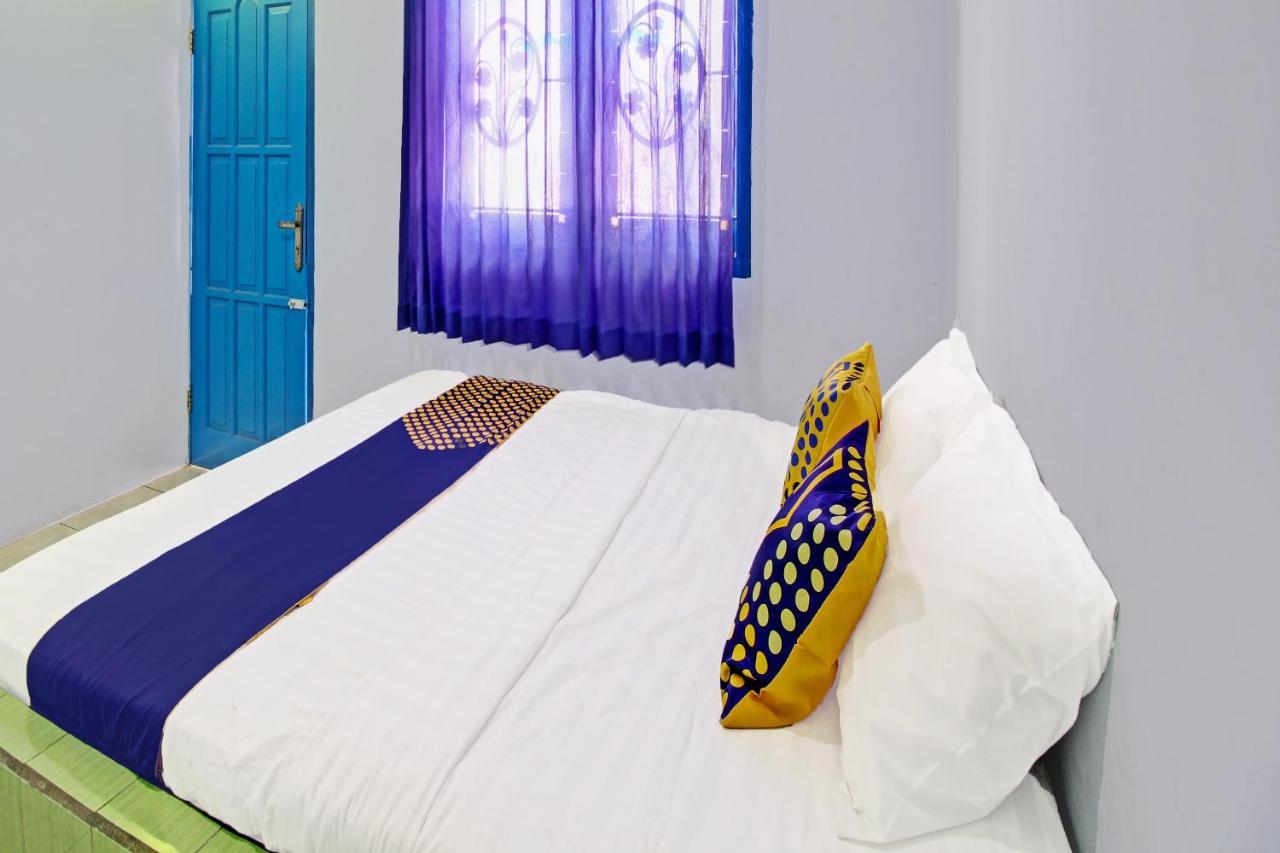 Spot On 91694 Hotel Rama Chandra Temanggung 外观 照片